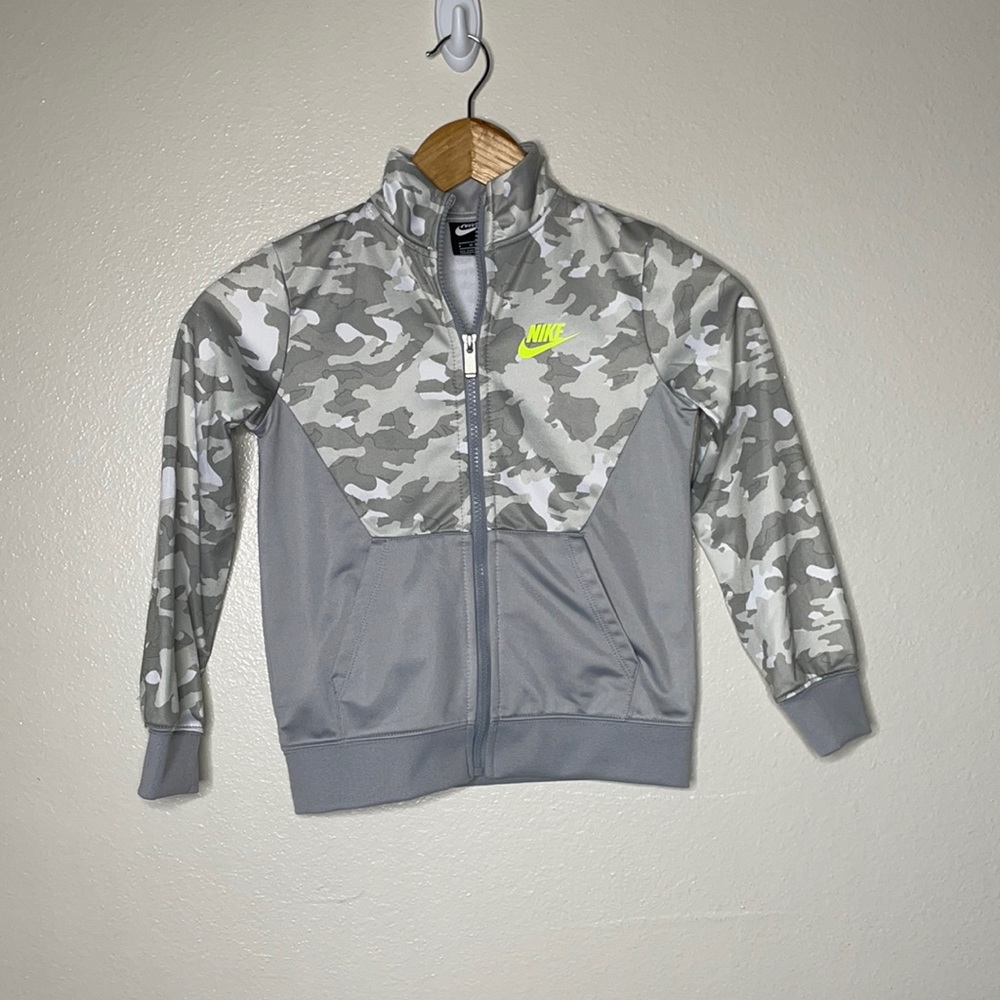 Nike Kids Camp Print Zip‎ Up Jacket sz M (5-6 YRS) Gray/White
